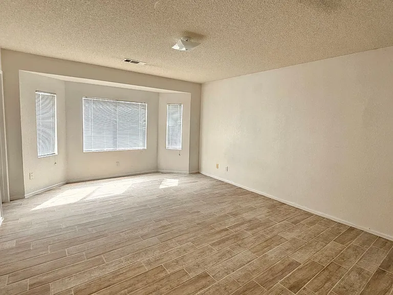 8124 Underwood Ave — Photo 5