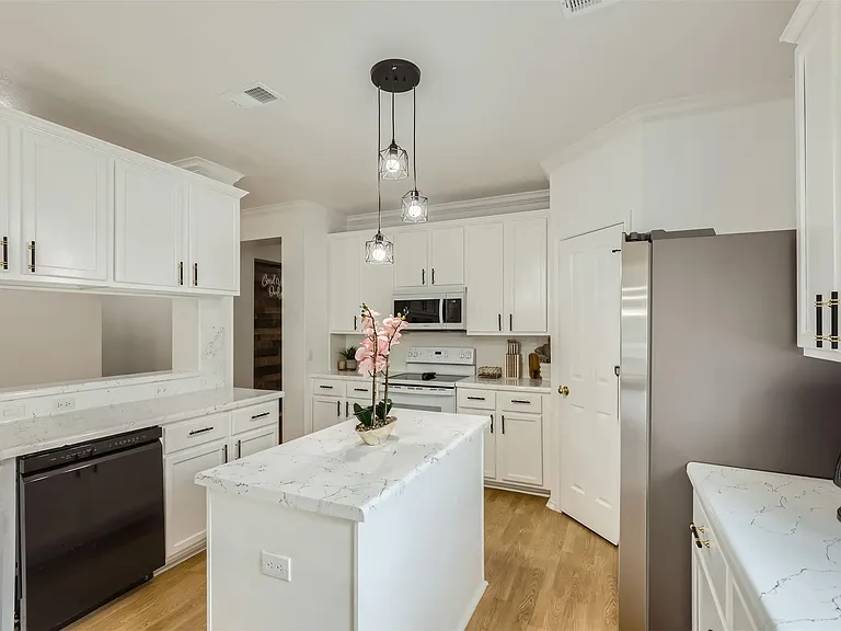 1016 Thackeray Ln — Photo 8