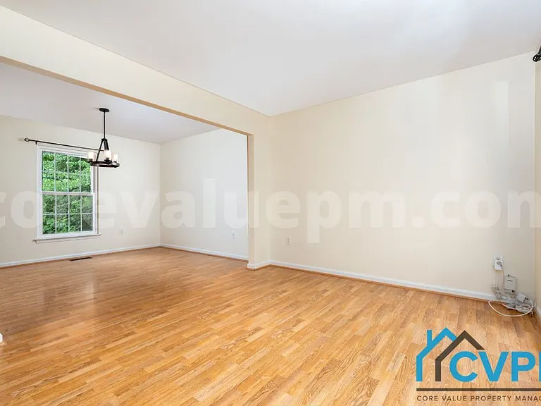 1321 Treasure Dr — Photo 4