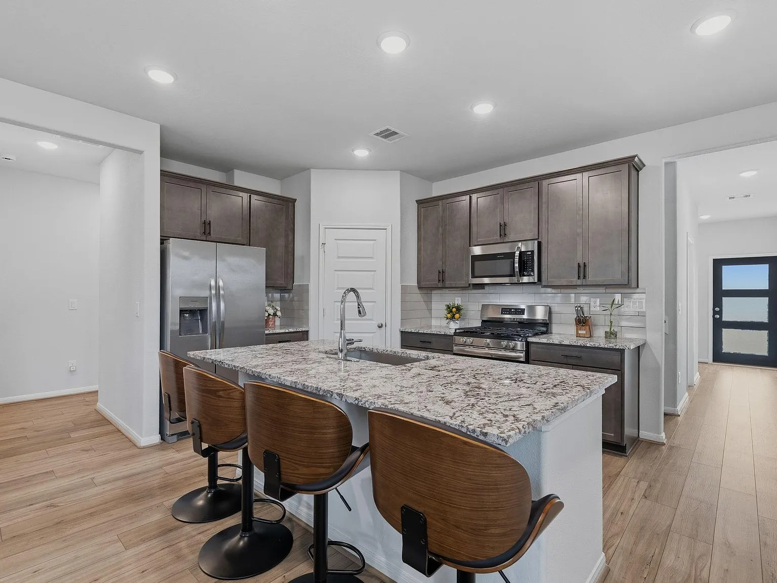 4 bed, 3.0 bath, 2250 sqft, $2,650 — Photo 3