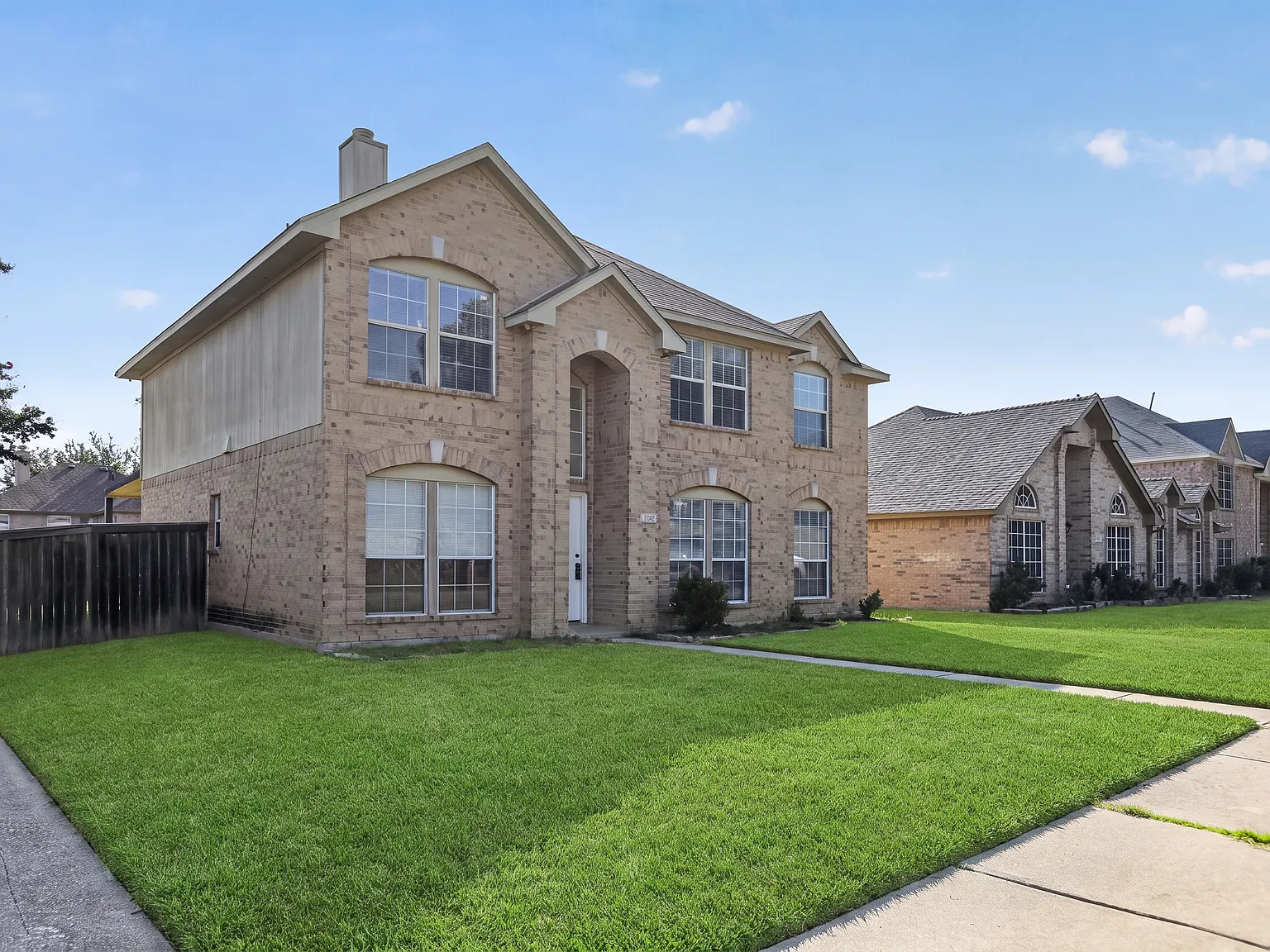 5 bed, 2.5 bath, 2512 sqft, $3,700 — Photo 3