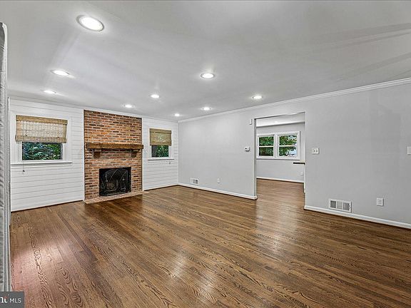 5th image of 8109 Bainbridge Rd