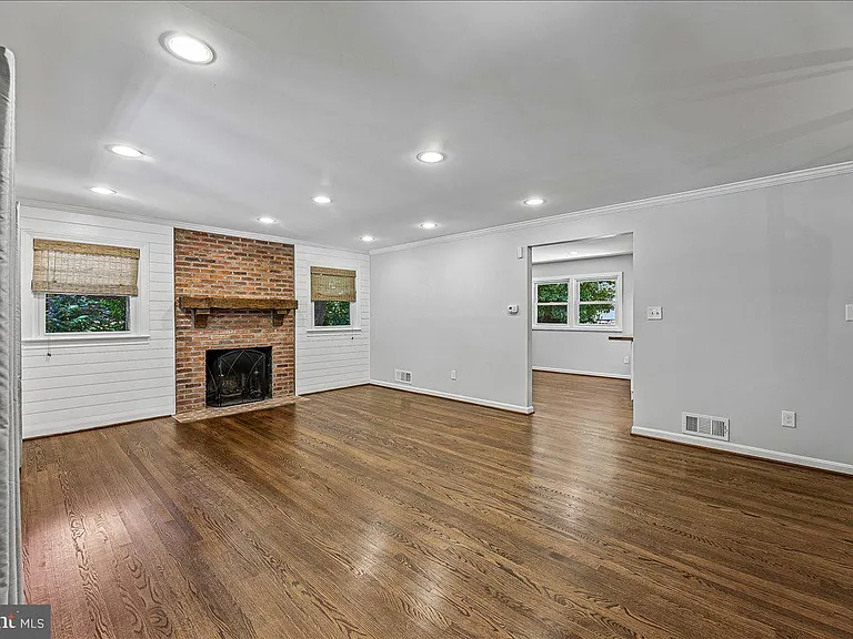 8109 Bainbridge Rd — Photo 5