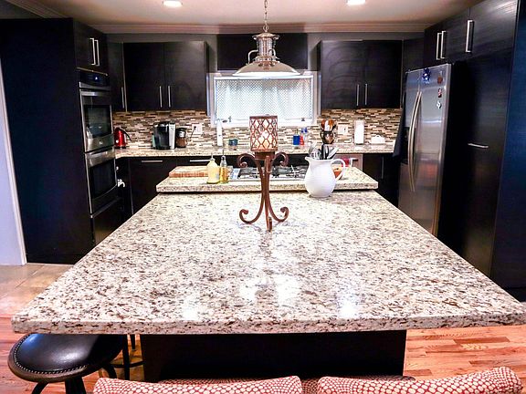 Granite slab area sits 6-8 people