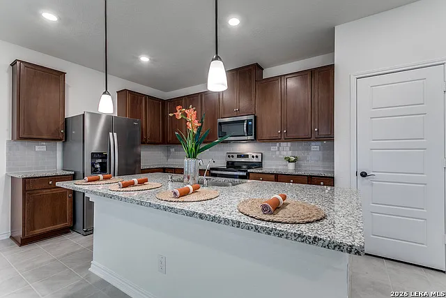 5 bed, 3.0 bath, 2315 sqft, $2,600 — Photo 3