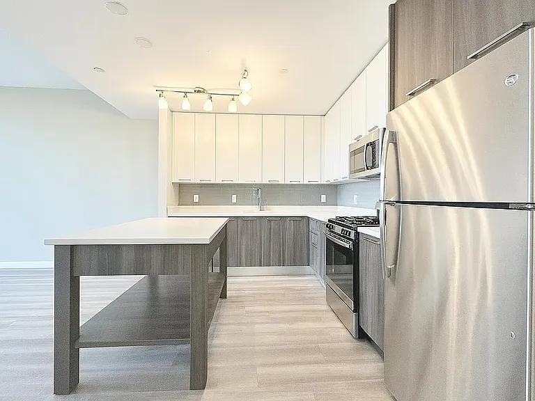 1501 Voorhies Ave #4F — Photo 3