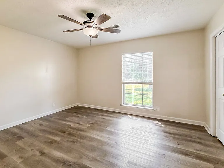104 Carolina Ct — Photo 14