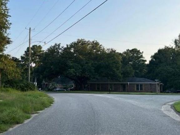 Exterior Neighborhood (street photo)