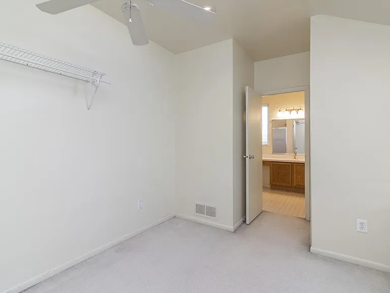 1004 Barbaras Ct — Photo 26