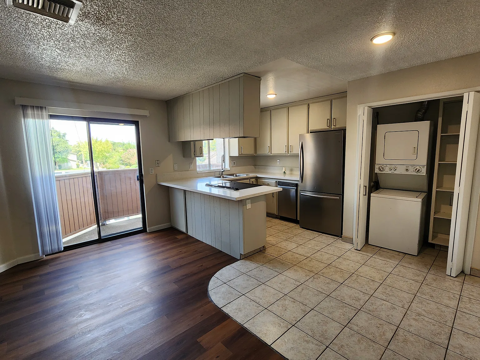2 bed, 690 sqft, $1,400 — Photo 2