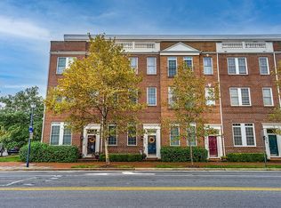904 Slaters Ln, Alexandria, VA 22314