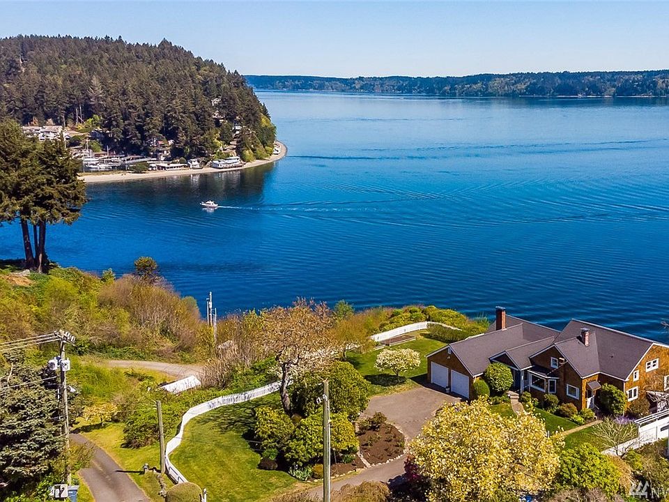 This desirable in-town locale will not disappoint!  You have the felling of quiet solitude but are close to our charming, quaint fishing village where you can walk to shops and restaurants in mere minutes.  Watch eagles soar and enjoy picturesque Puget Sound and Mount Rainier views all from the privacy of your stunning wrap-around deck.