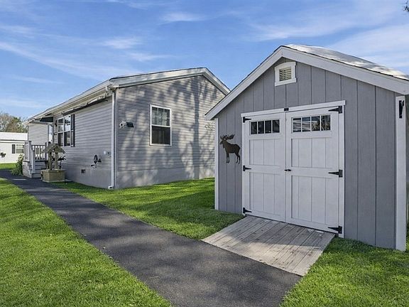 2nd image of 9 Lily Ln