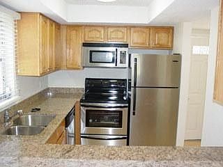 Kitchen w/ granite, new stainless appliances 
