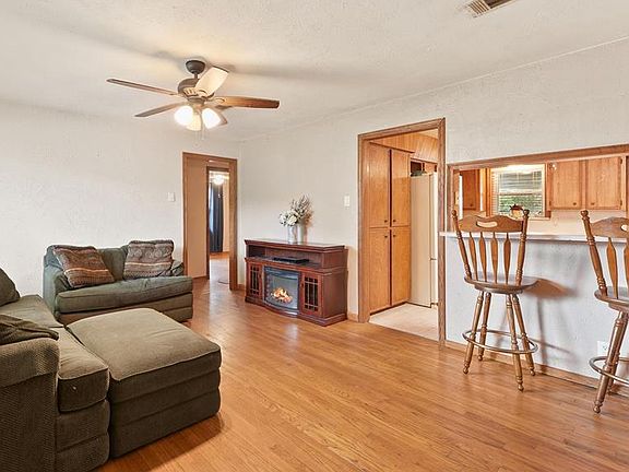 5th image of 2106 Huckleberry Ln