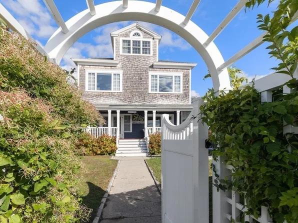 2 C St, Hull, MA 02045