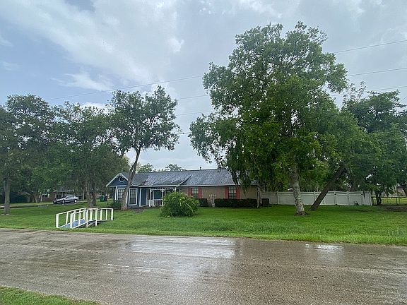 2nd image of 911 Mulberry Ln