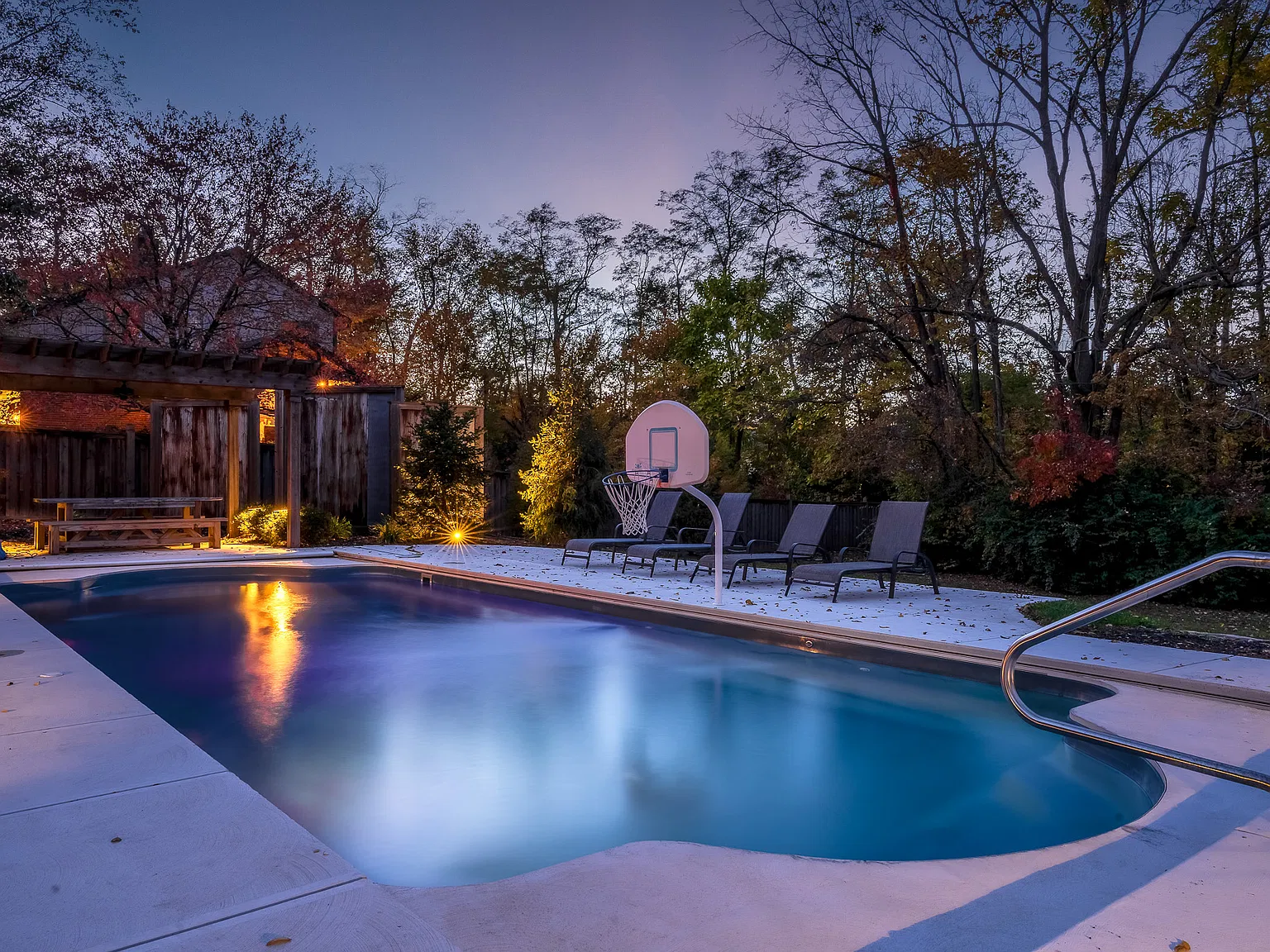 1614 Woodside Dr — Photo 2