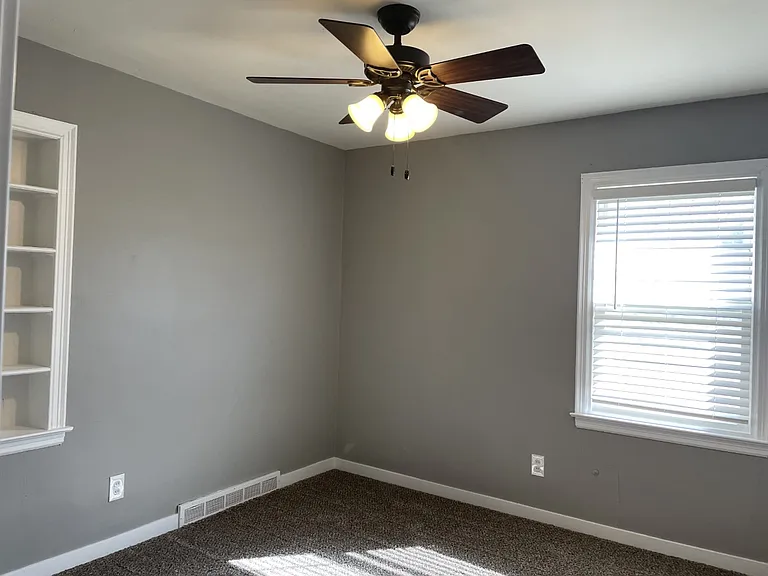 319 S East St — Photo 14