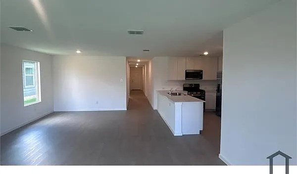 4 bed, 1676 sqft, $2,600 — Photo 2