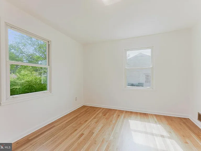 10914 Woodhaven Dr — Photo 13