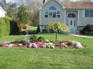 8 Hunters Crossing Dr, Coventry, RI 02816