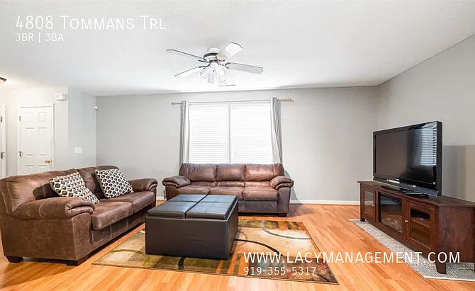A Single Family House with 2 Car-Garage — Photo 4