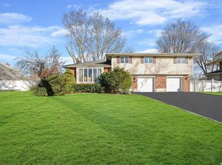 3 Windward Ln, Commack, NY 11725