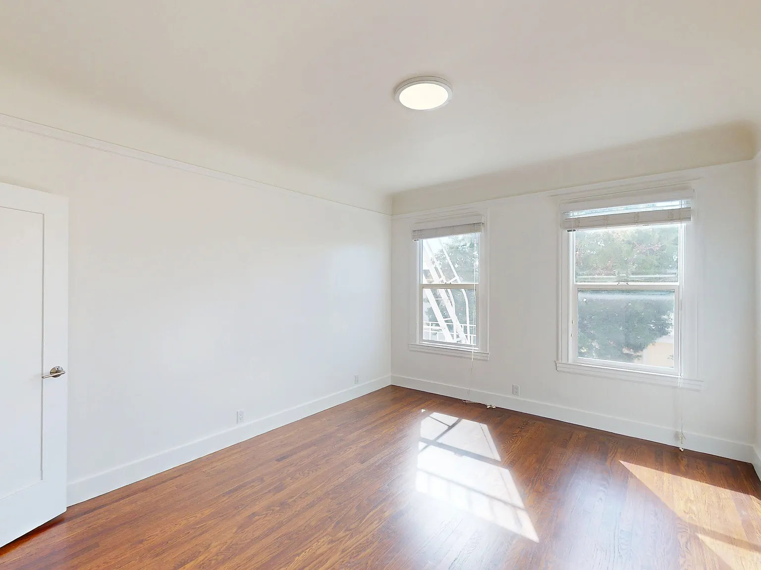 Pacific Heights 2BR with In-Unit Laundry | Pet Friendly — Photo 4