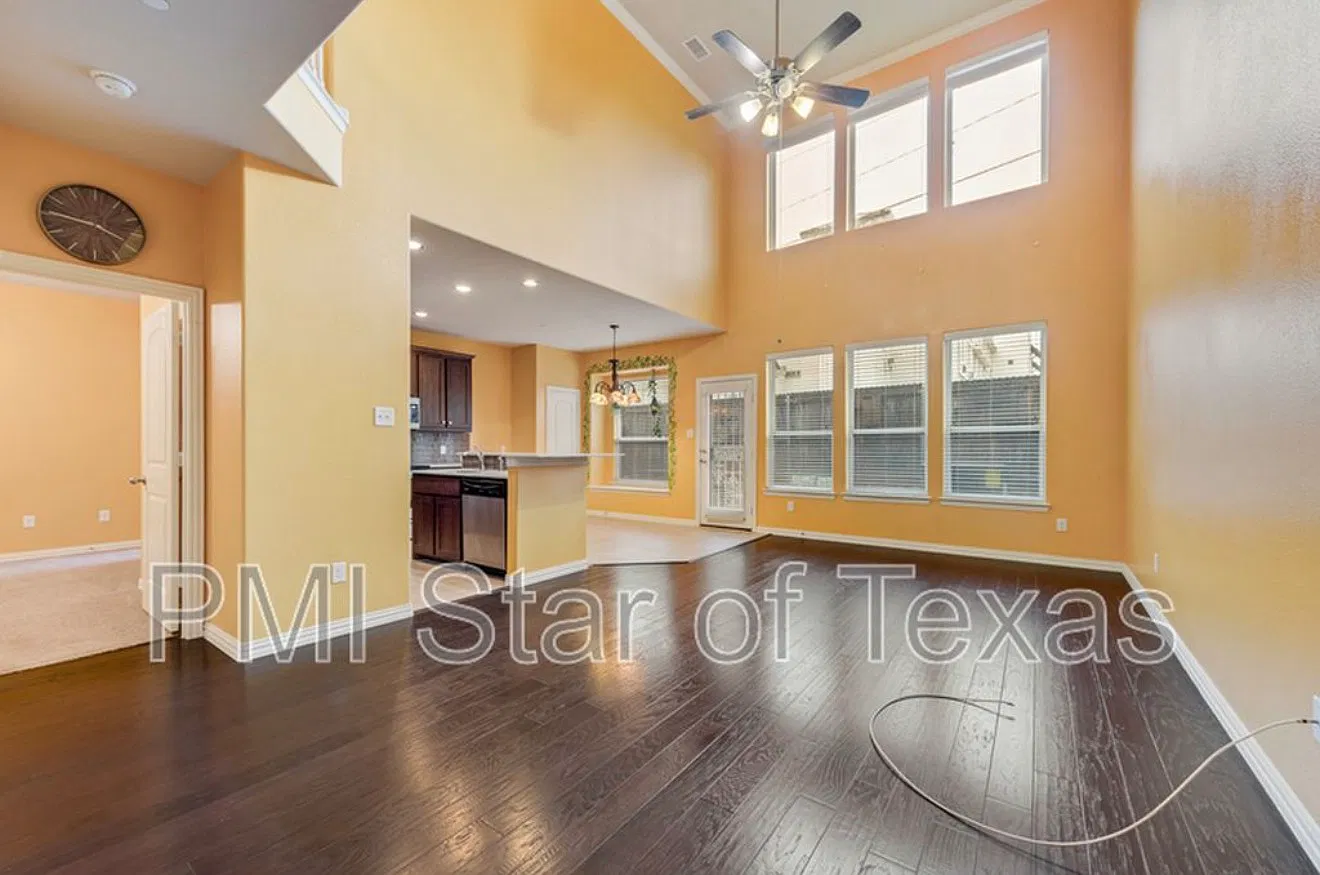 3 bed, 1999 sqft, $2,700 — Photo 3