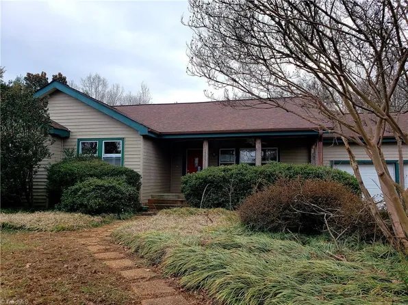 3405 Regina Ct, Summerfield, NC 27358