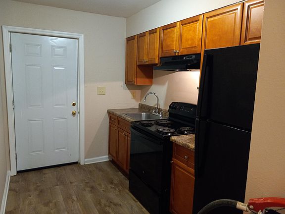 2nd image of 703 Putnam Dr APT 8