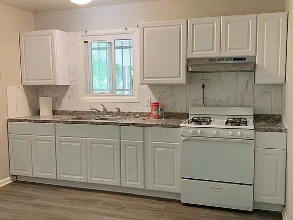 2nd image of 1724 Moulin Ave