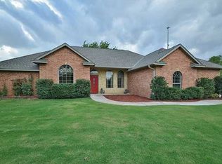 9451 Blue Bird Ln, Edmond, OK 73003
