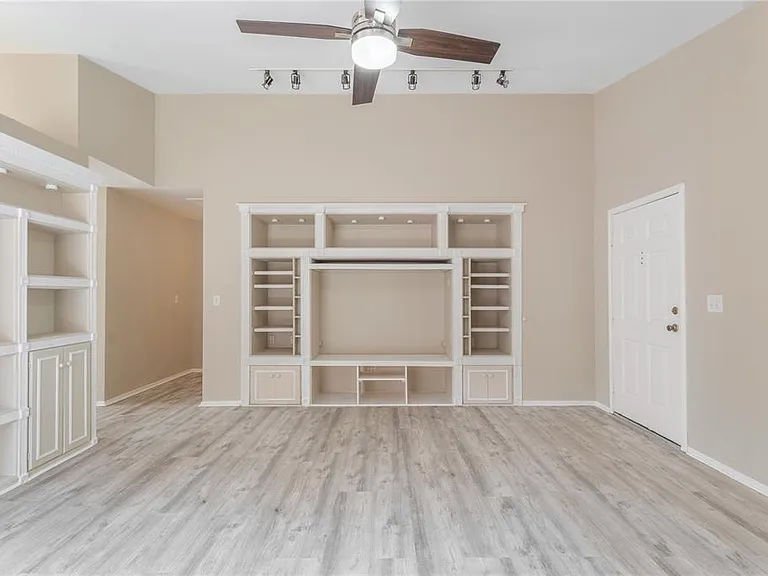 3826 Lake Shore Dr — Photo 6
