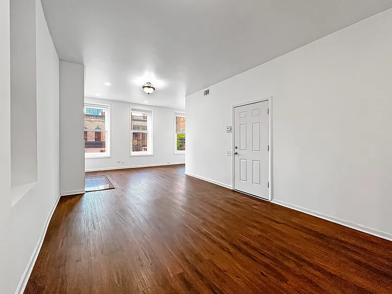 311 W Chicago Ave #2 — Photo 4