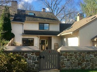 25 Sugar Knoll Dr, Devon, PA 19333