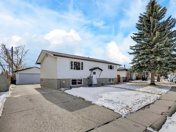 152 S Maddock Way NE, Calgary, AB T2A 3X3