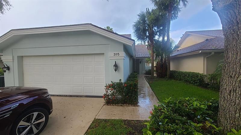 1st image of 315 Leeward Dr