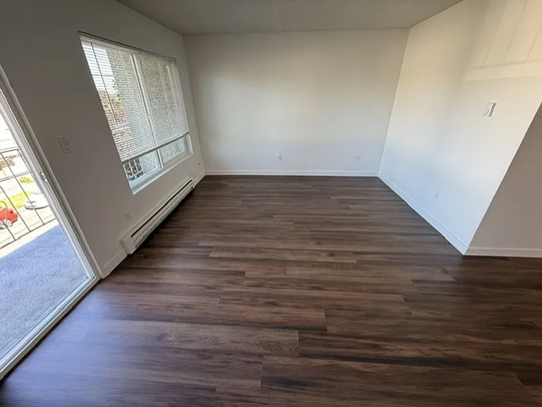 2512 Bayview Apartments — Photo 15
