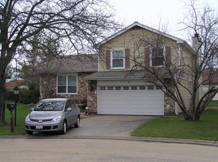 8 Oakmont Ct, Streamwood, IL 60107