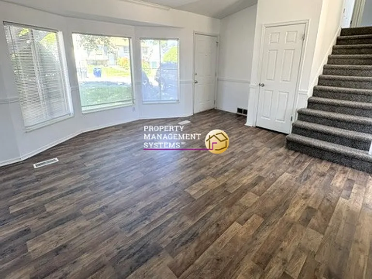 5117 W Loomis Ln — Photo 2
