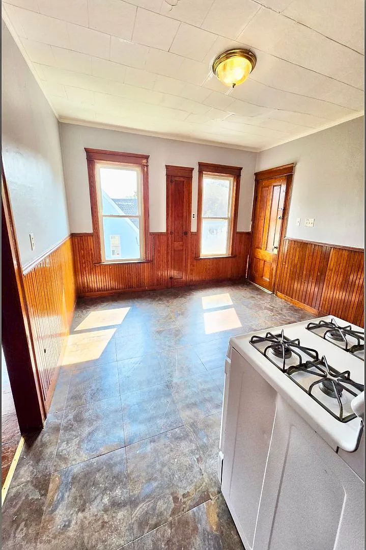 212 Welles Street — Photo 4