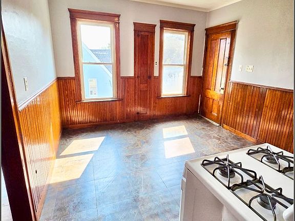 4th image of 212 Welles St #3