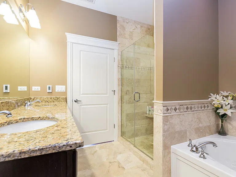 2450 W Montrose Ave #2W — Photo 12