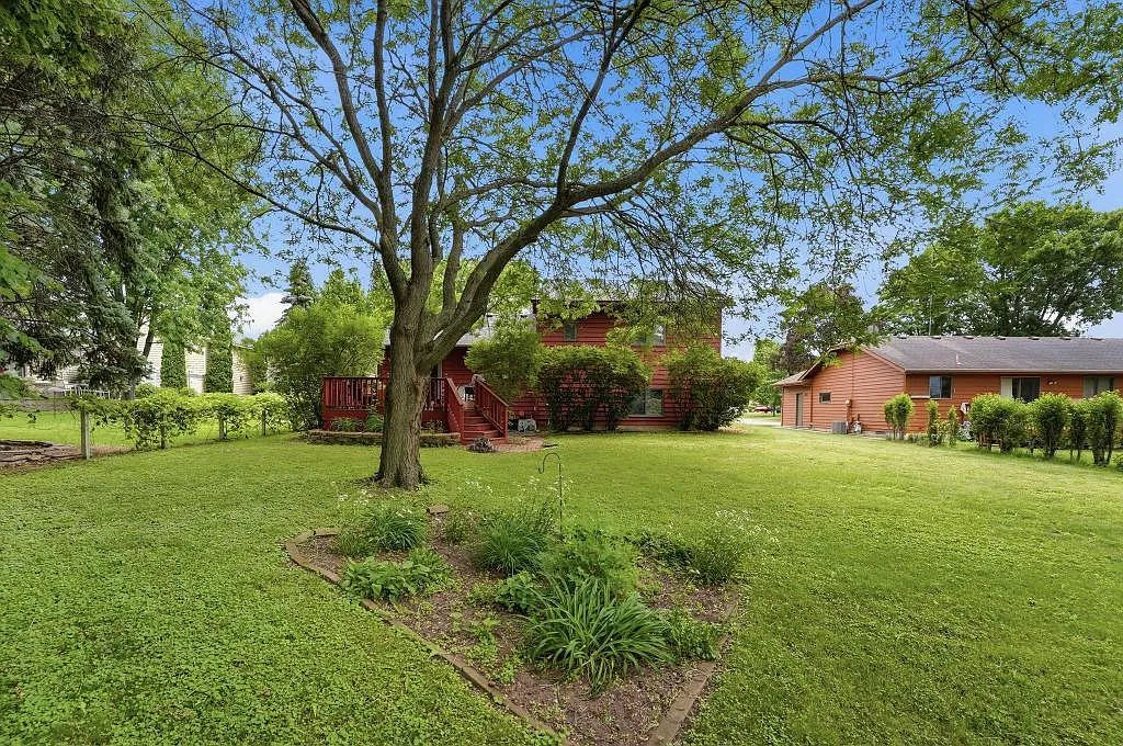 3 bed, 2.0 bath, 2336 sqft, $2,100 — Photo 2