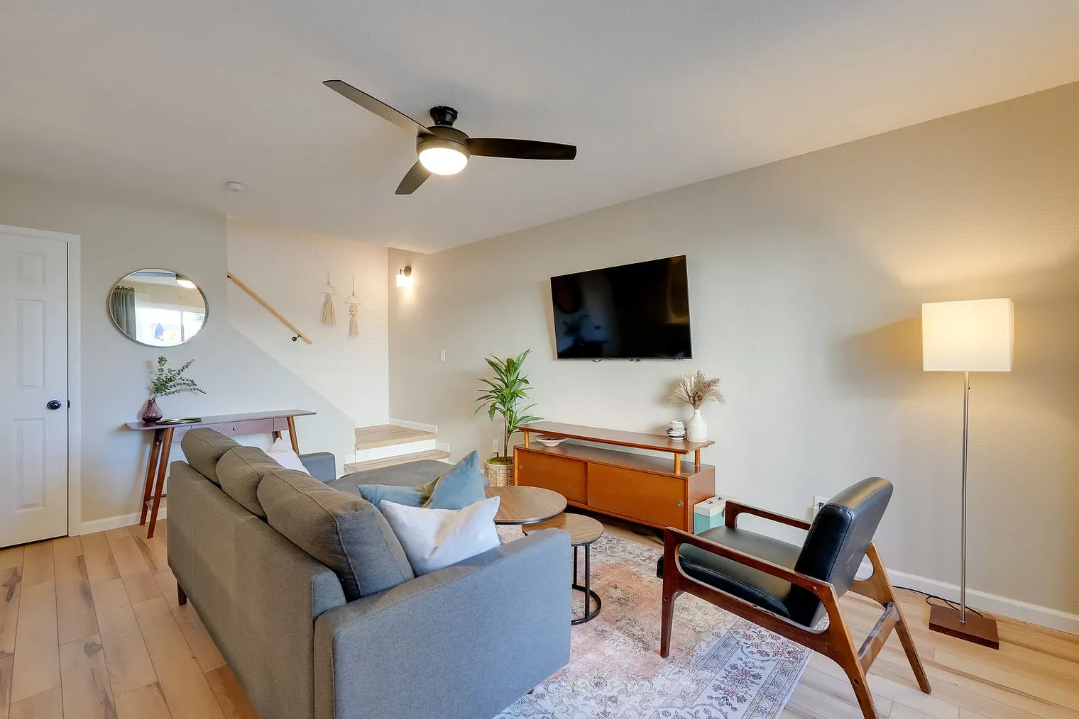 2 bed, 1.0 bath, 979 sqft, $2,161 — Photo 1