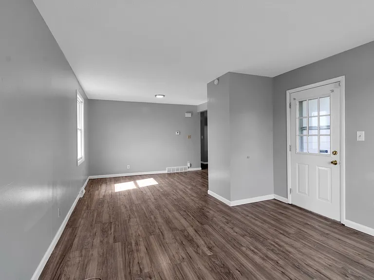 4 Hewitt Ave #1 — Photo 2