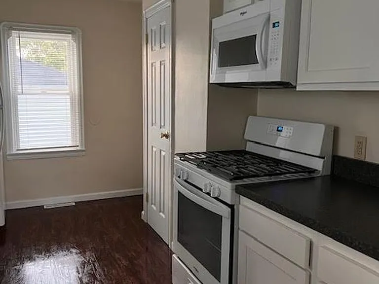 848 Lawrence Ave — Photo 5