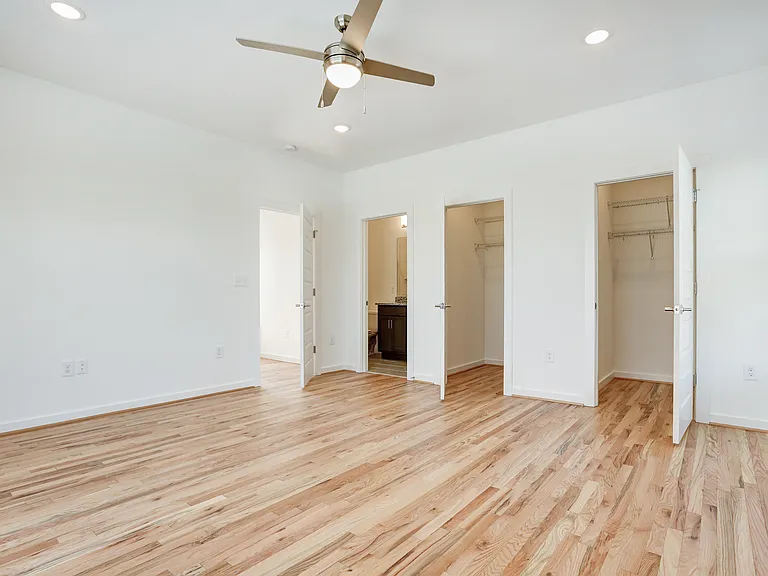 218 W 12th St #B — Photo 15